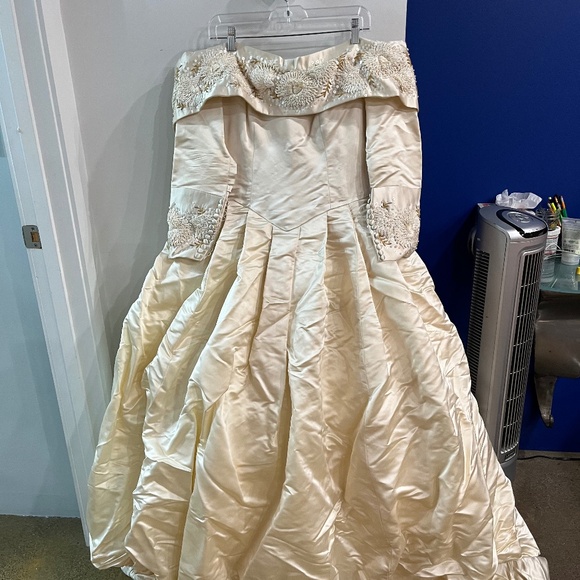 Vintage 90’s Custom 100% Silk bridal Gown by Cynthia C. - Picture 1 of 13